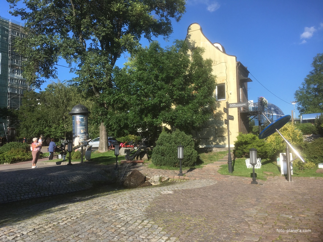 Набережная Петра Великого. Территория Музея Мирового океана.