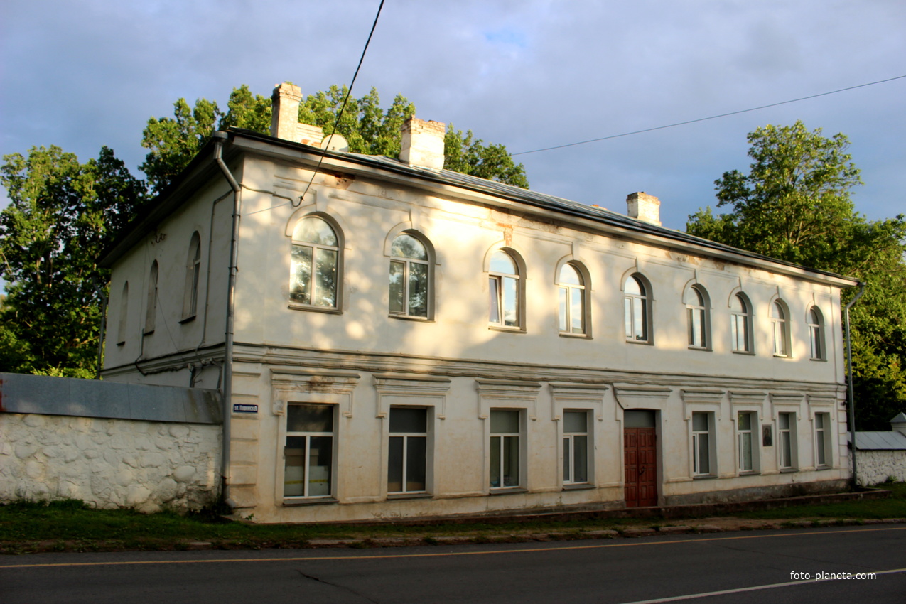 Дом настоятеля и гостиница Успенского Святогорского мужского монастыря.