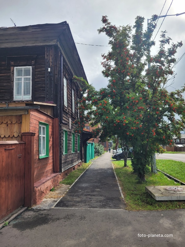 Деревянный купеческий дом по ул. Кедровой (Р-Крестьянской)