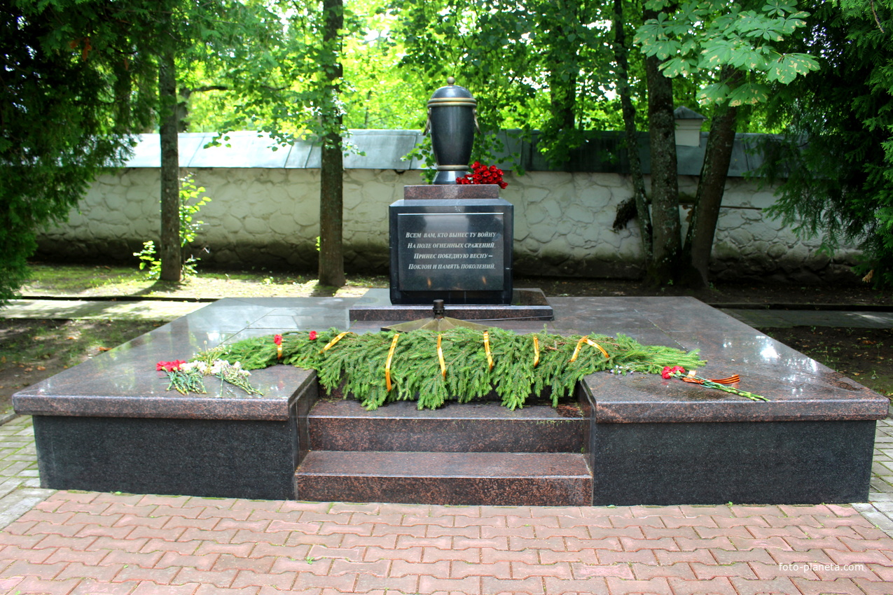 Мемориал в центре посёлка.