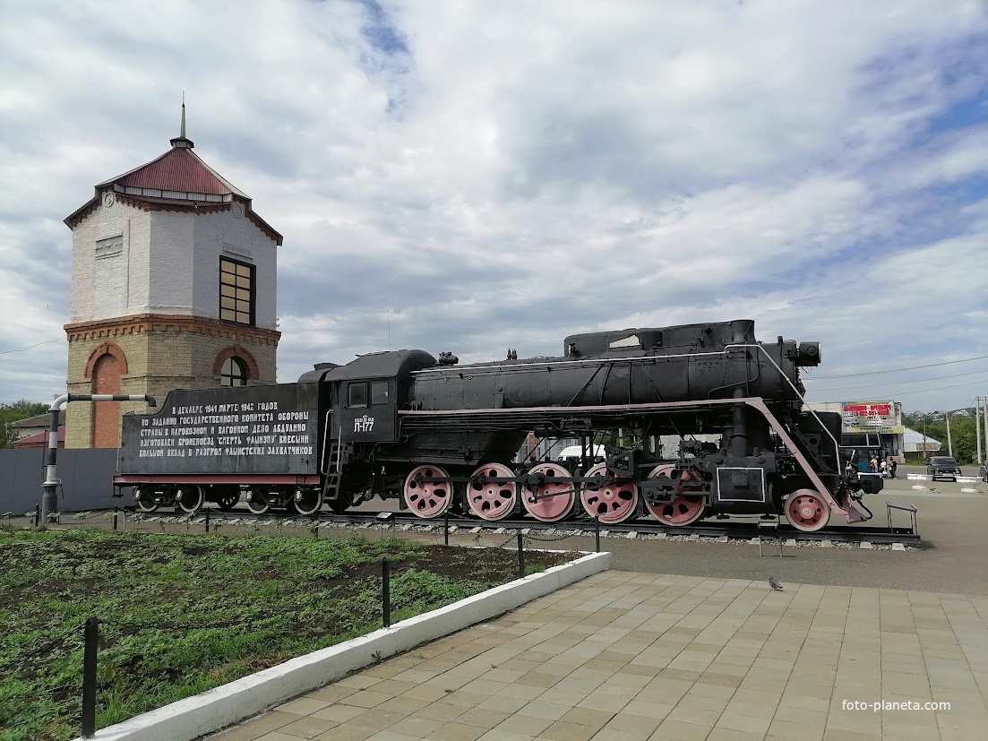 Ж/Д вокзал, памятник паровозу