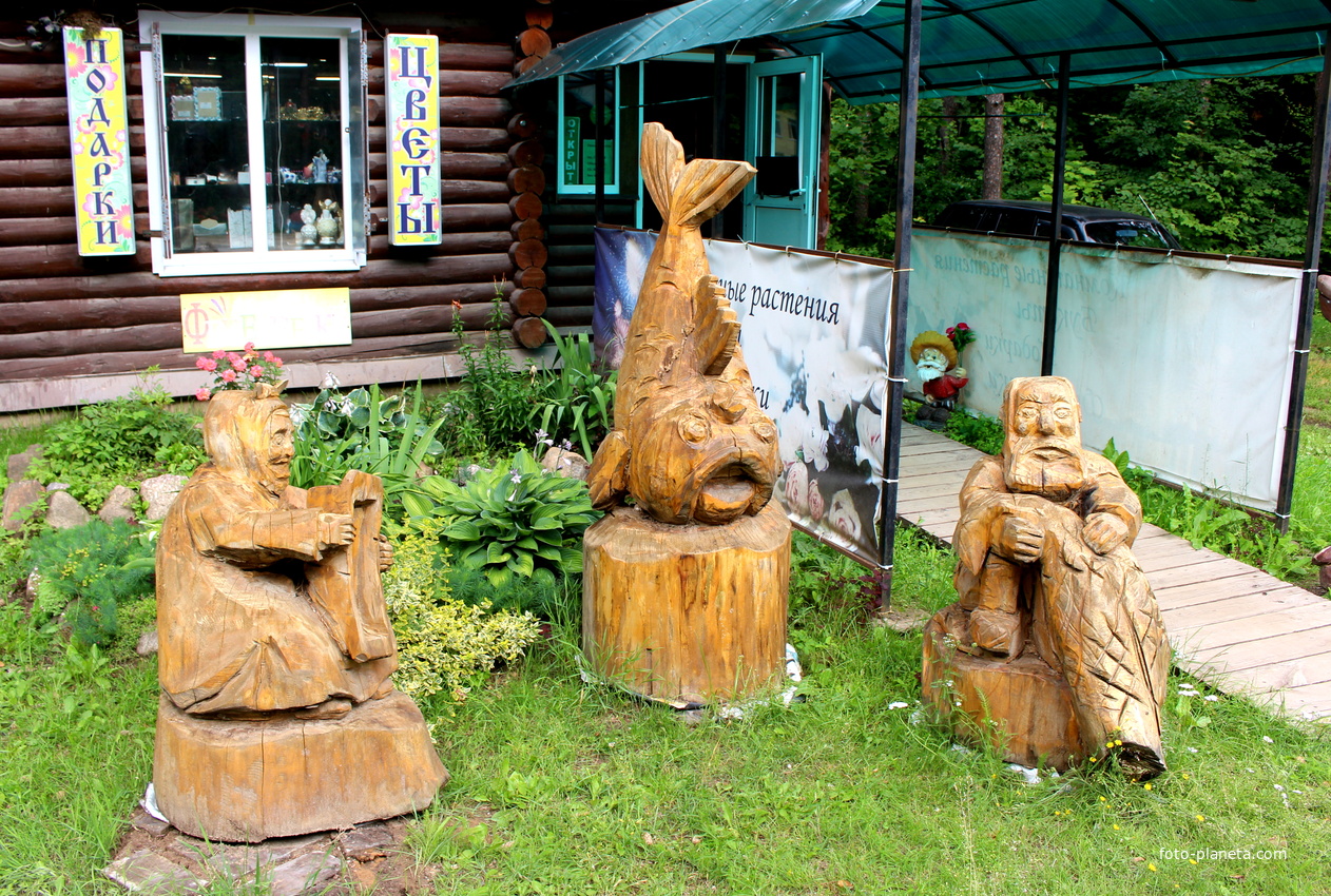 Деревянные скульптуры в парке.