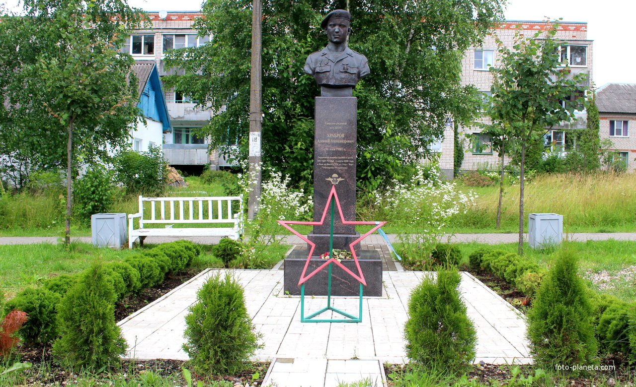 Памятник Алексею Храброву из Шестой десантной роты.