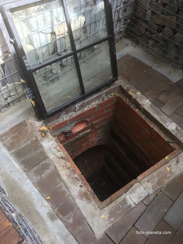 Один из люков в подземные коммуникации за Фридландскими воротами