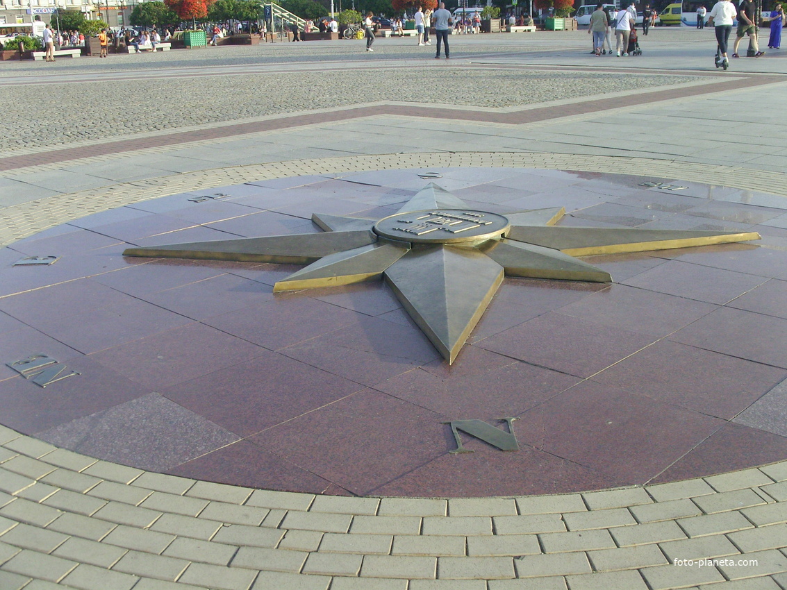 Памятный знак в честь 750-летия города - восьмиконечная звезда, роза ветров, сооружен на центральной площади Калининграда в 2005 году.