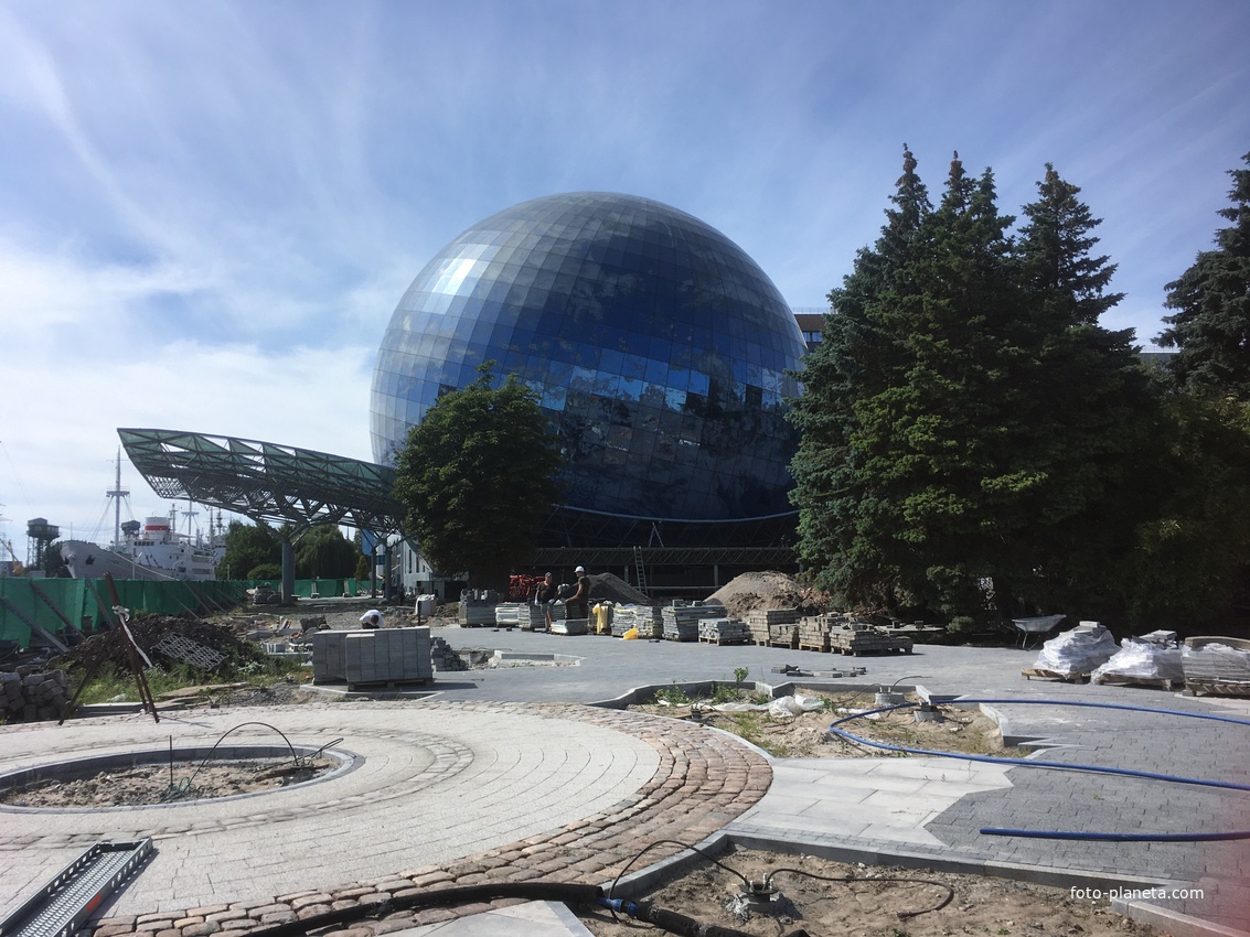 Новый корпус Музея Мирового океана, сооруженный в виде шара на фоне обустраиваемой территории