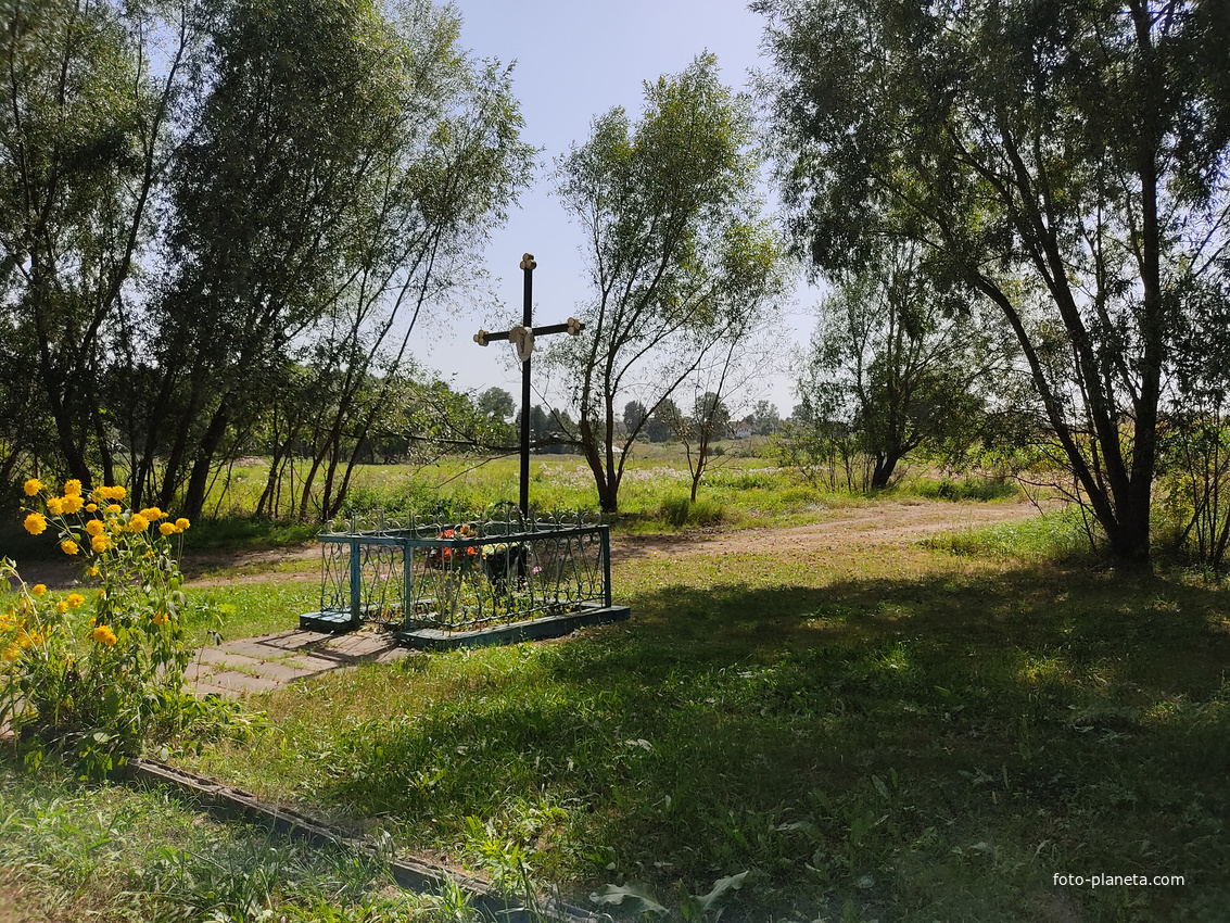 Крест на въезде в деревню Ораны