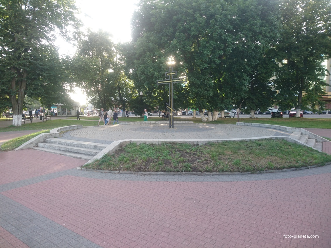 Круглое возвышение и православный крест на месте будущего памятника князю Владимиру на площади Победы