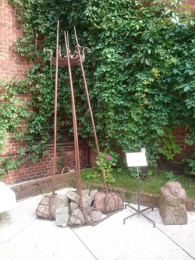 Во внутреннем дворе башни Дона у входа в музей Янтаря