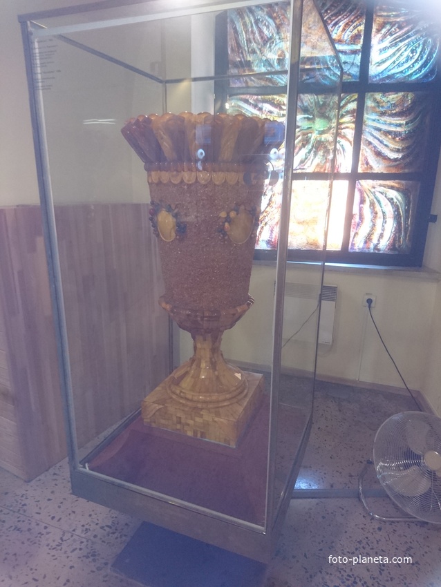 В Музее янтаря в башне Дона. Ваза «Изобилие», 1954 год, Калининградский янтарный комбинат