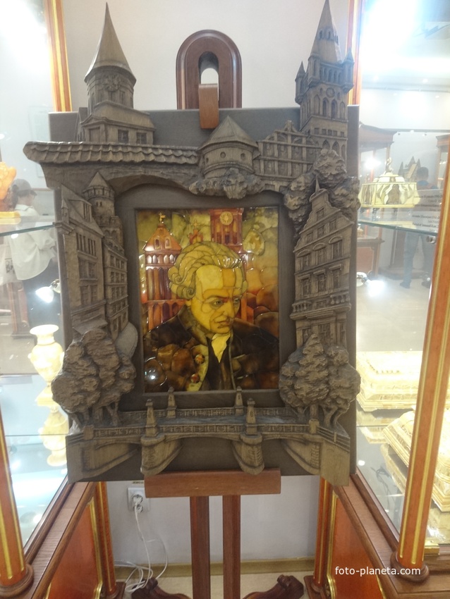 В Музее янтаря в башне Дона. Портреты знаменитых людей (И. Кант), сделанные художником А. Журавлевым из разных видов янтаря