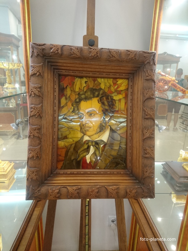 В Музее янтаря в башне Дона. Портреты знаменитых людей (А.С. Пушкин), сделанные художником А. Журавлевым из разных видов янтаря