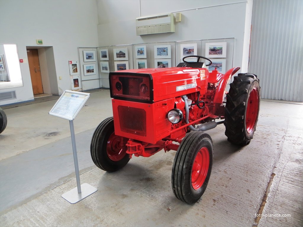 Трактор Universal 445