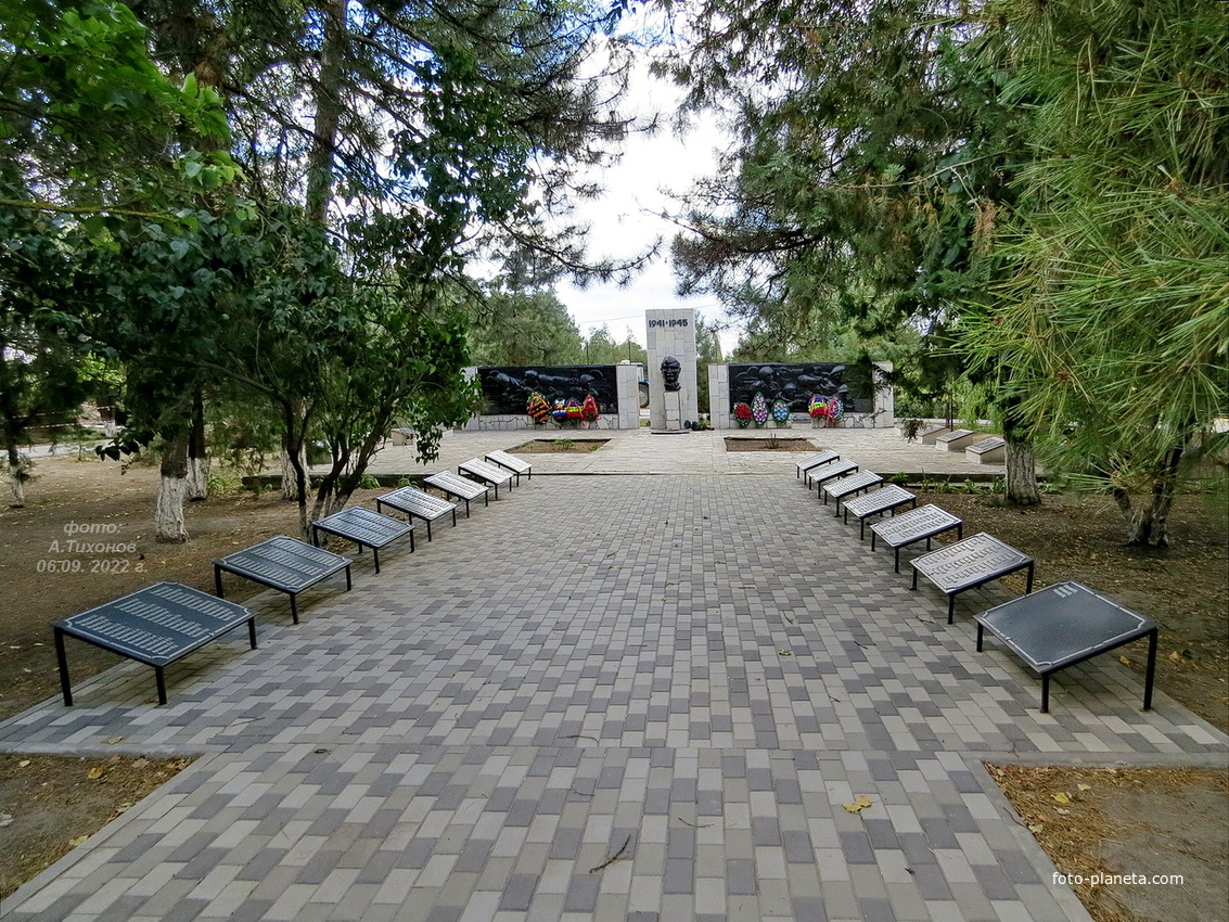 Братская могила павших воинов, мемориал памяти воинам-землякам павшим в ВОВ