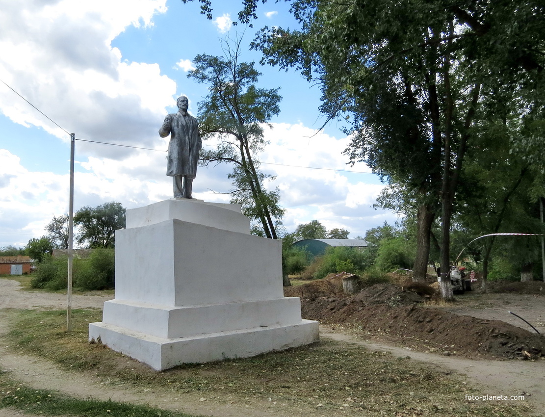 Востановленный памятник Ленину