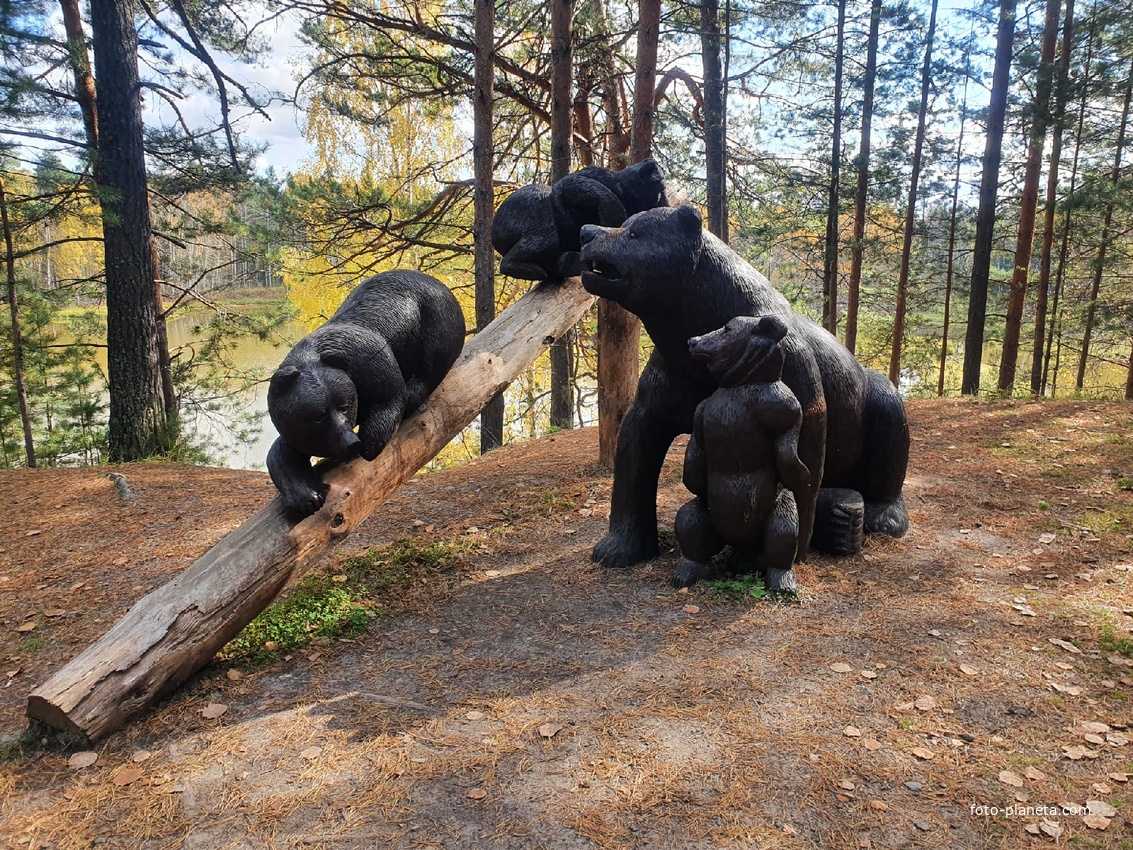 Деревянные фигуры медведей, охраняющих озеро