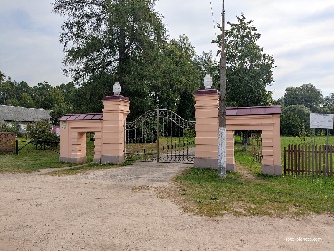 Въездные ворота усадьбы Пусловских