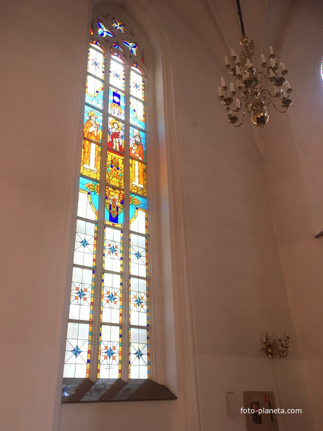 В зале Кафедрального Собора. Окно с витражом на библейские темы