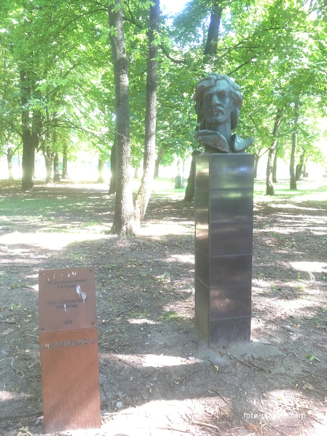 В парке скульптур на острове Канта. &quot;Портрет капитана Пелевина&quot;, Р.Х. Мурадян, 1979 г.