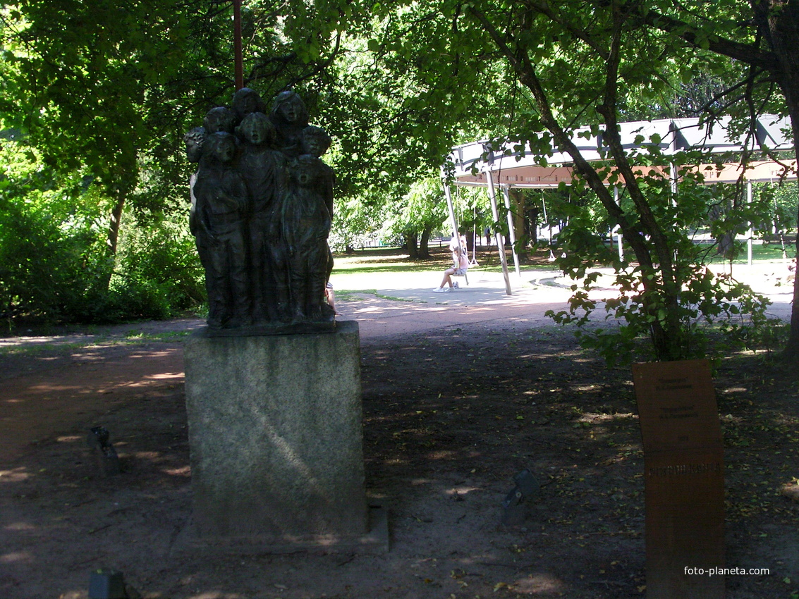 В парке скульптур на острове Канта. &quot;Поющие дети&quot;, М.В. Переяславец, 1979 г.