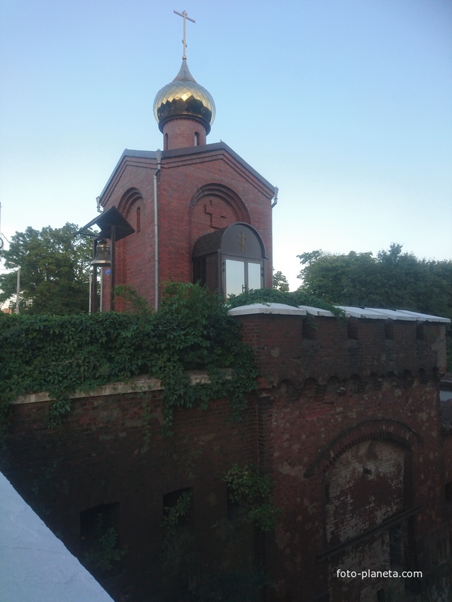 Православная часовня Святого Георгия, посвящённая советским солдатам, погибшим при штурме Кёнигсберга, построенная на верхнем покрытии Аусфальских ворот, которое расположено вровень с уровнем проезжей части Гвардейского проспекта
