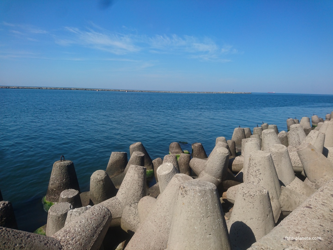 Морские ворота Балтийска - канал между северным и южным молом (вдали) шириной 360м