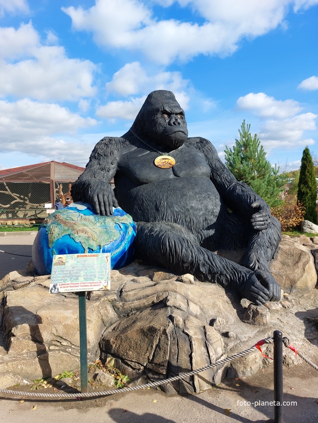Памятник горилле сразу после входа в парк