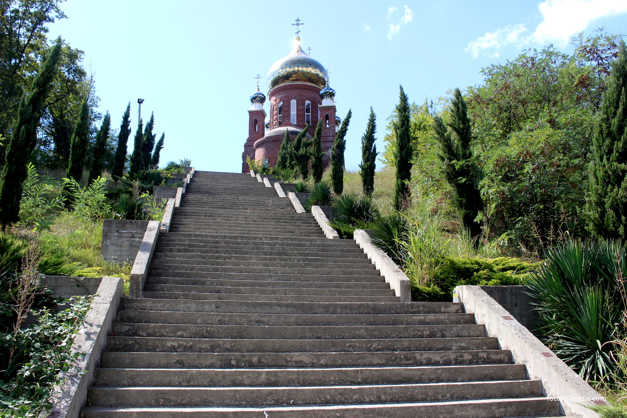 Лестница, ведущая к храмам.