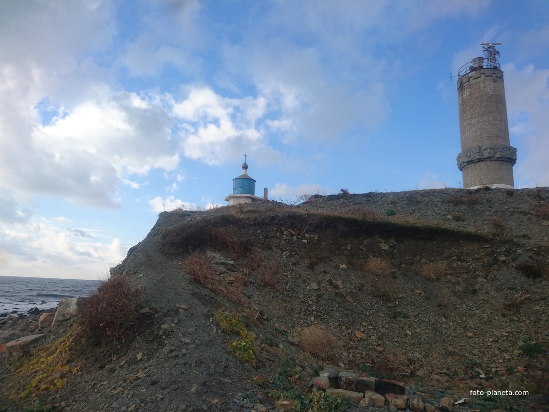 Часовня Николая Чудотворца и маяк на острове