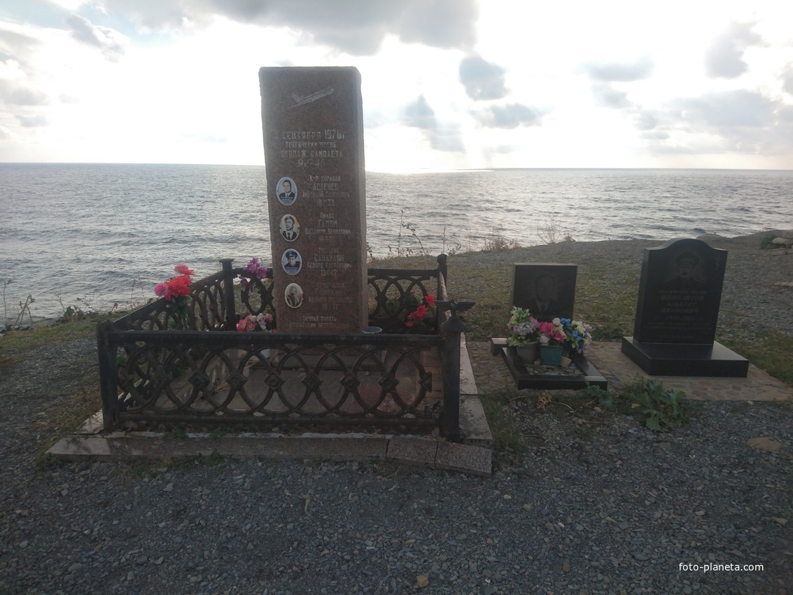 Памятник экипажу рейса С-31 (Як-40) на острове Утриш в Большом Утрише (Столкновение над Анапой), а также два мемориала (справа) погибшим летчикам в более поздних катастрофах