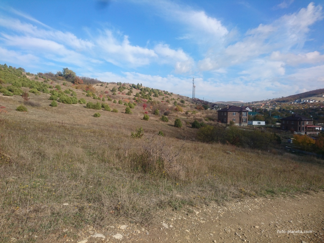 Отроги Семисамского хребта и окраина села Варваровка