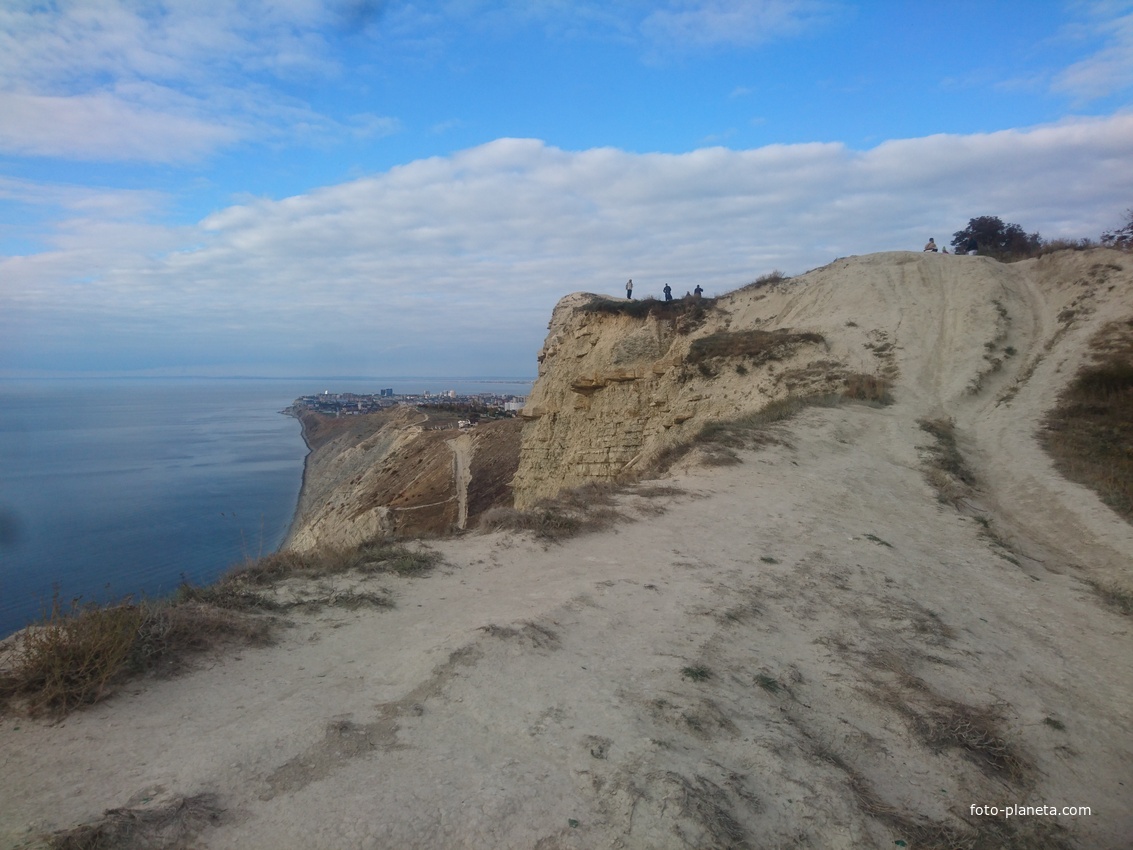 Дорога вдоль обрывистых склонов побережья Чёрного моря около смотровой площадки &quot;Ласточкины гнёзда&quot; за селом Супсех.