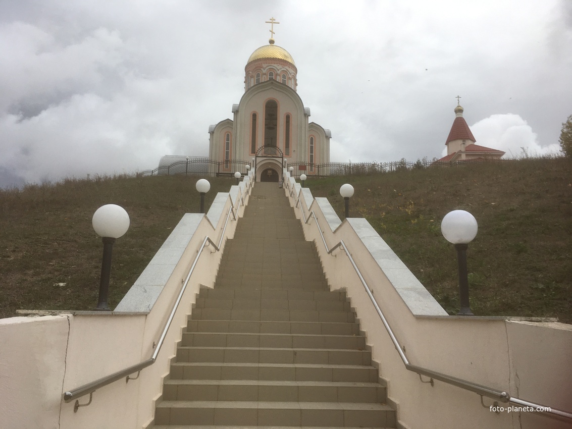 Лестница к храму Святой Великомученицы Варвары