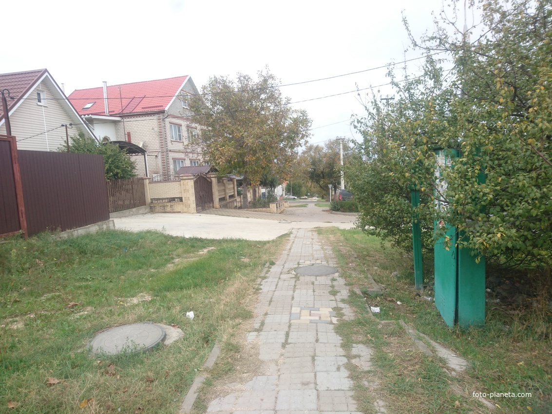 Тротуар вдоль Советской улицы около домов №№16-20