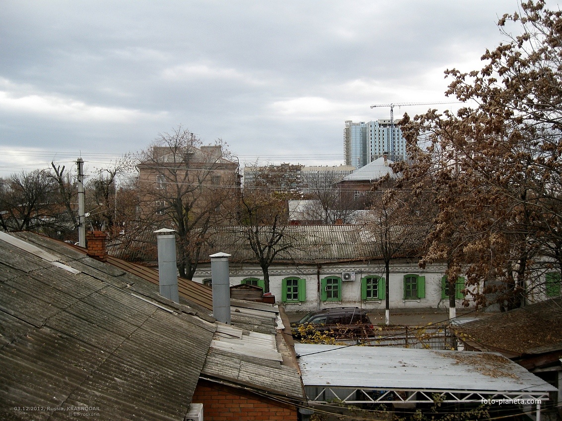 Вид из окна гостевого дома &quot;Ардо&quot; в направлении здания на ул.Митрофана Седина (в районе пересечения с ул.Пашковской - с левой стороны кадра)