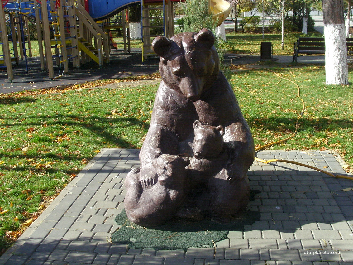 Скульптура &quot;Медвежата&quot; в Центральном парке (парке им. Тельмана) на детской площадке