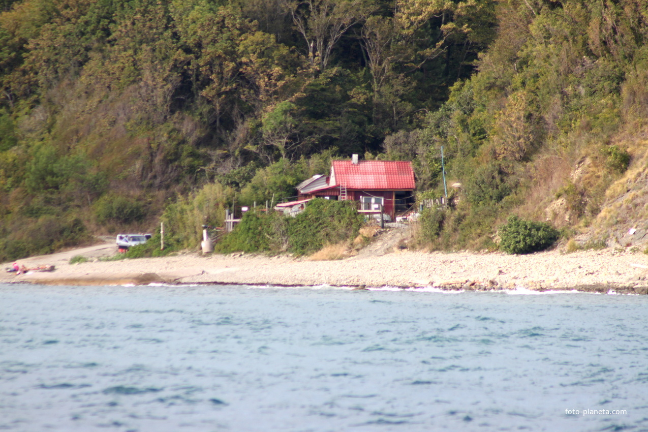 Частный дом на берегу.