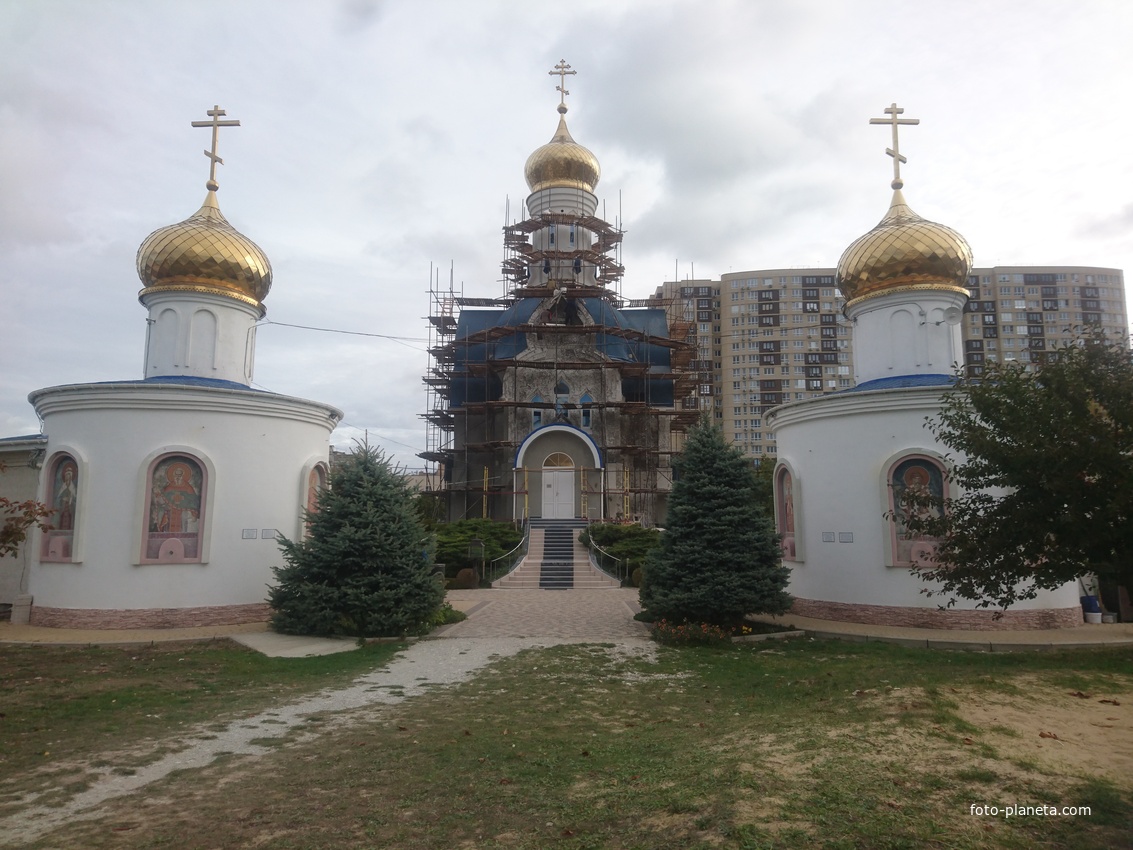 Храм иконы Божией Матери Державная, слева - здание церковной лавки, справа - трапезной