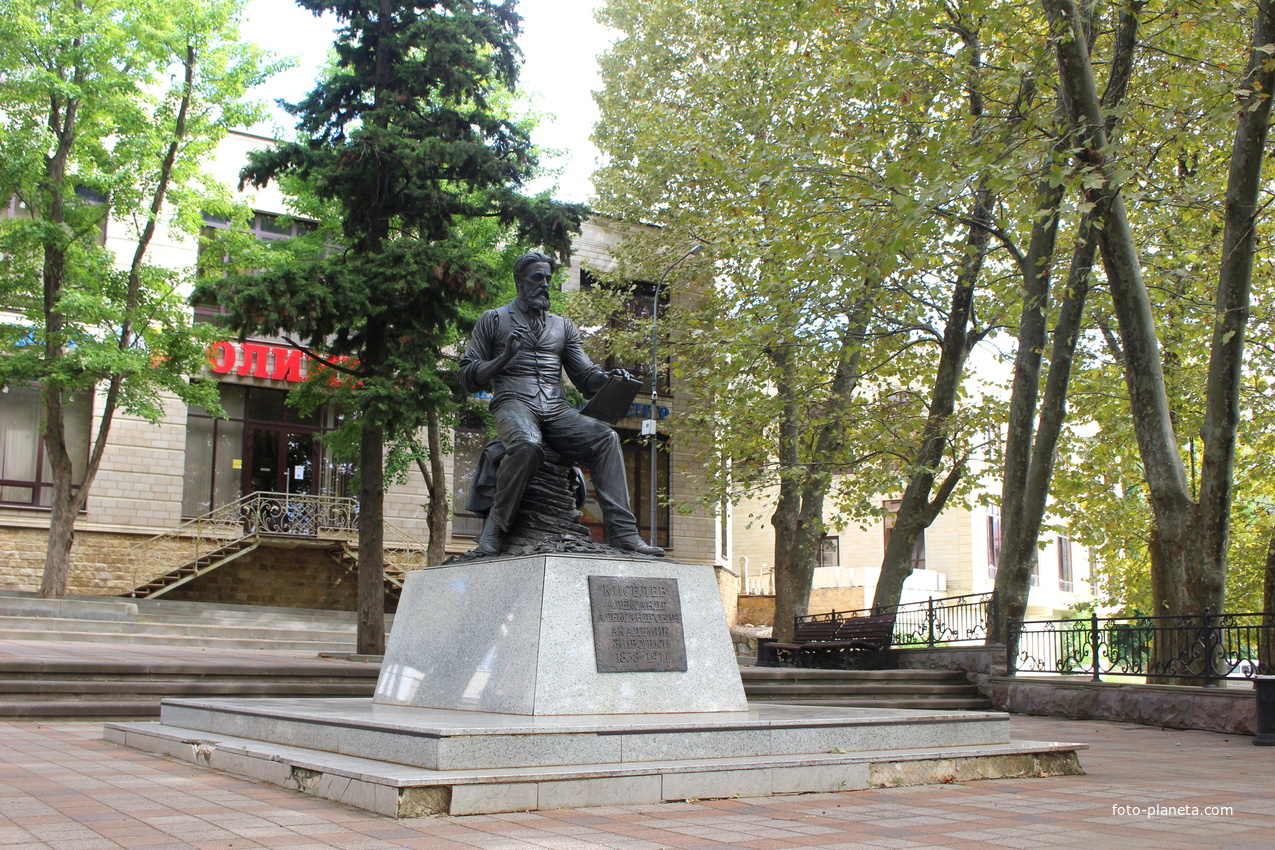 Памятник художнику-передвижнику Александру Киселёву на Платановой аллее.