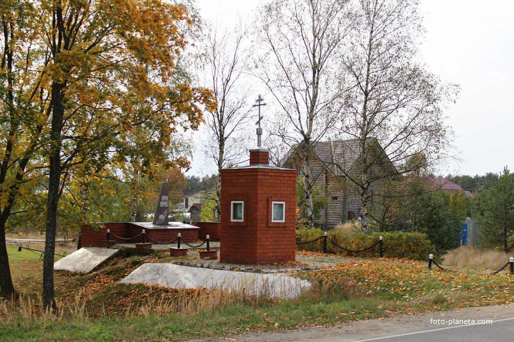 Памятник погибшим односельчанам в годы войны, часовня.