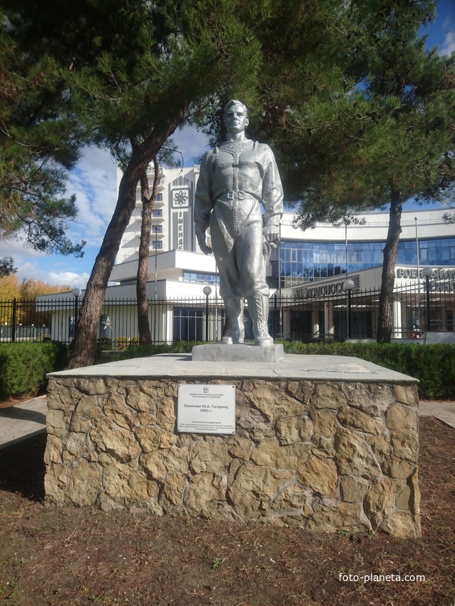 Памятник Ю.А. Гагарину на Пионерском проспекте