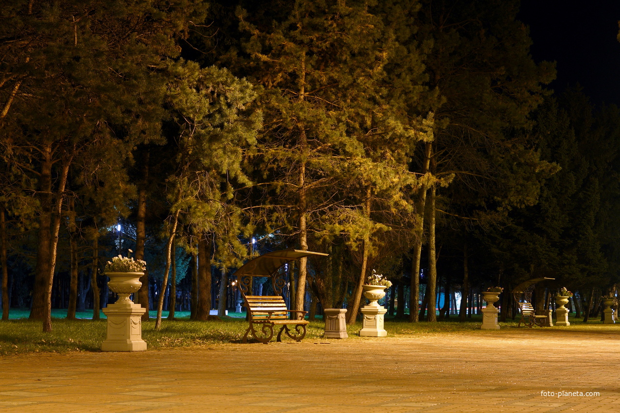 Вид ночной набережной города Комсомольск-на-Амуре