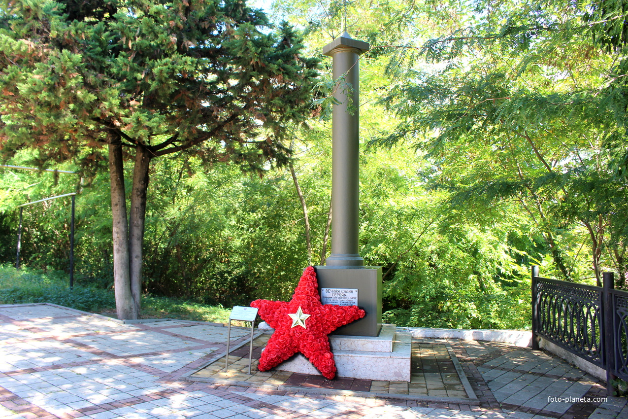 Памятник погибшим бойцам орудийного расчета младшего сержанта Григорьева.