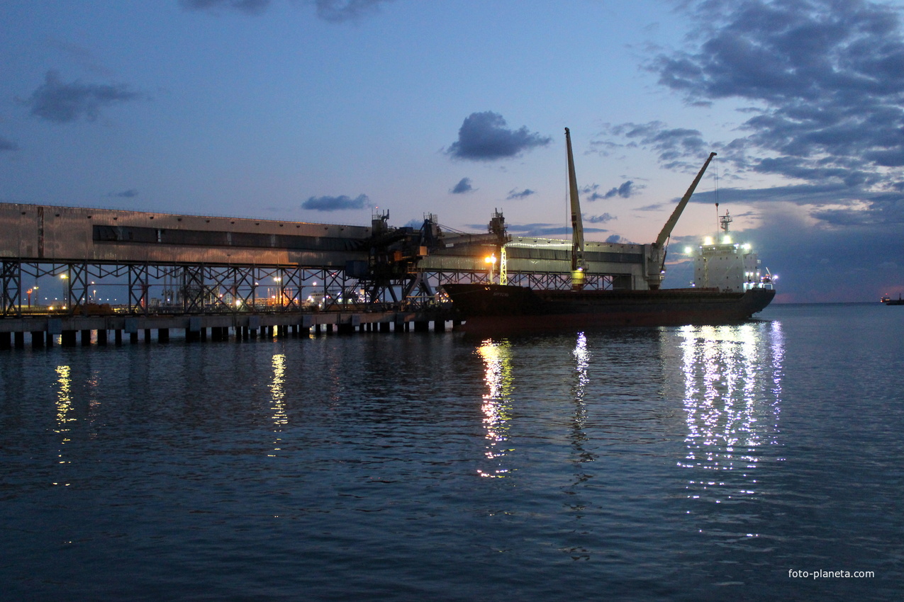 Морской порт ночью.