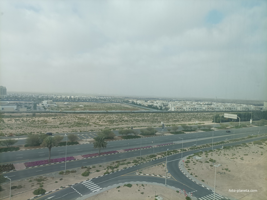 Панорама города в районе аэропорта Аль-Мактум