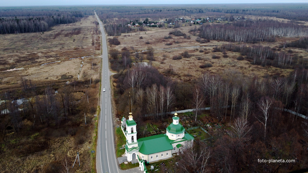 Панорама деревни Федоровское и Преображенская церковь в селе Спас-Угол