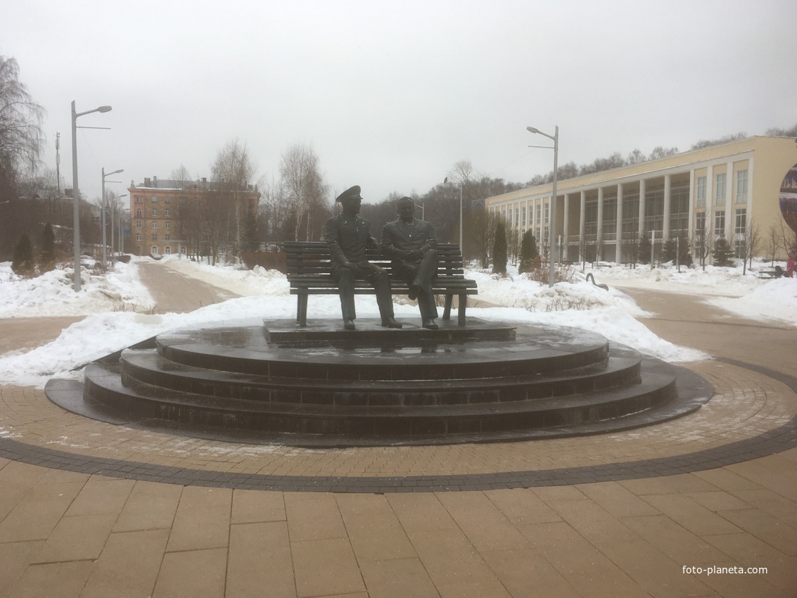 Памятник Ю.А. Гагарину и С.П. Королёву в сквере &quot;Покорителям космоса&quot;
