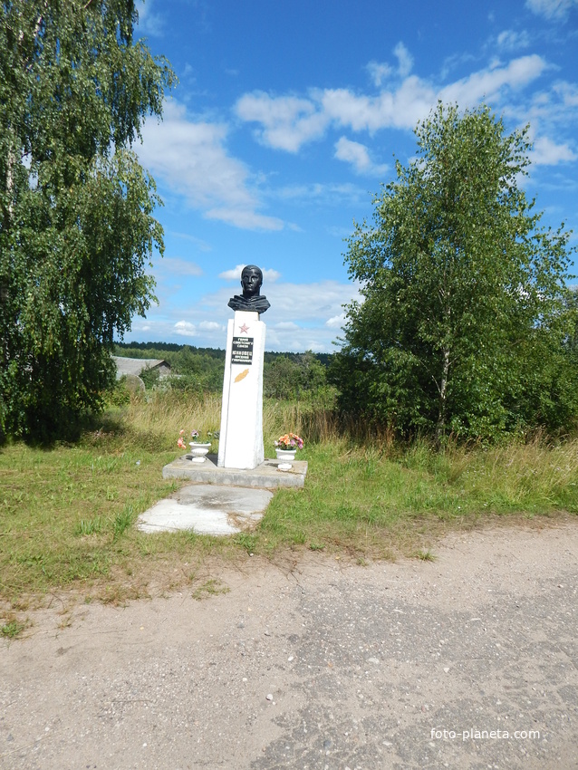 Памятник-бюст А.Г.Юхновца у перекрёстка ул. Бегомльской и ул. А.Юхновца
