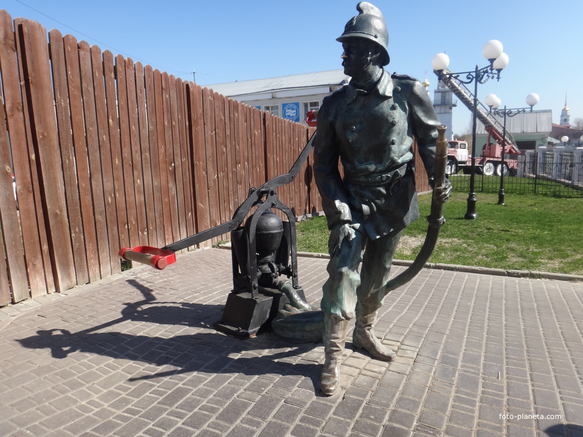 Памятник пожарному