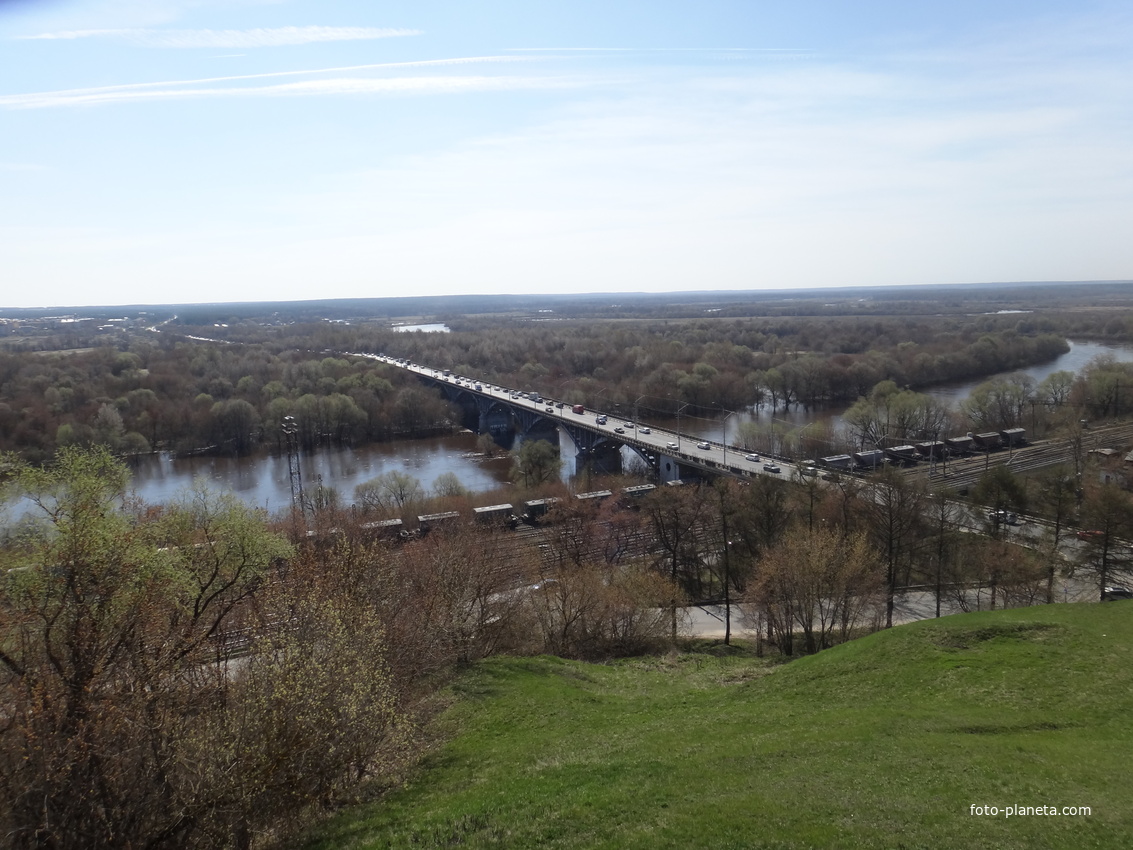 Вид со смотровой площадки в парке имени Пушкина, мост через Клязьму